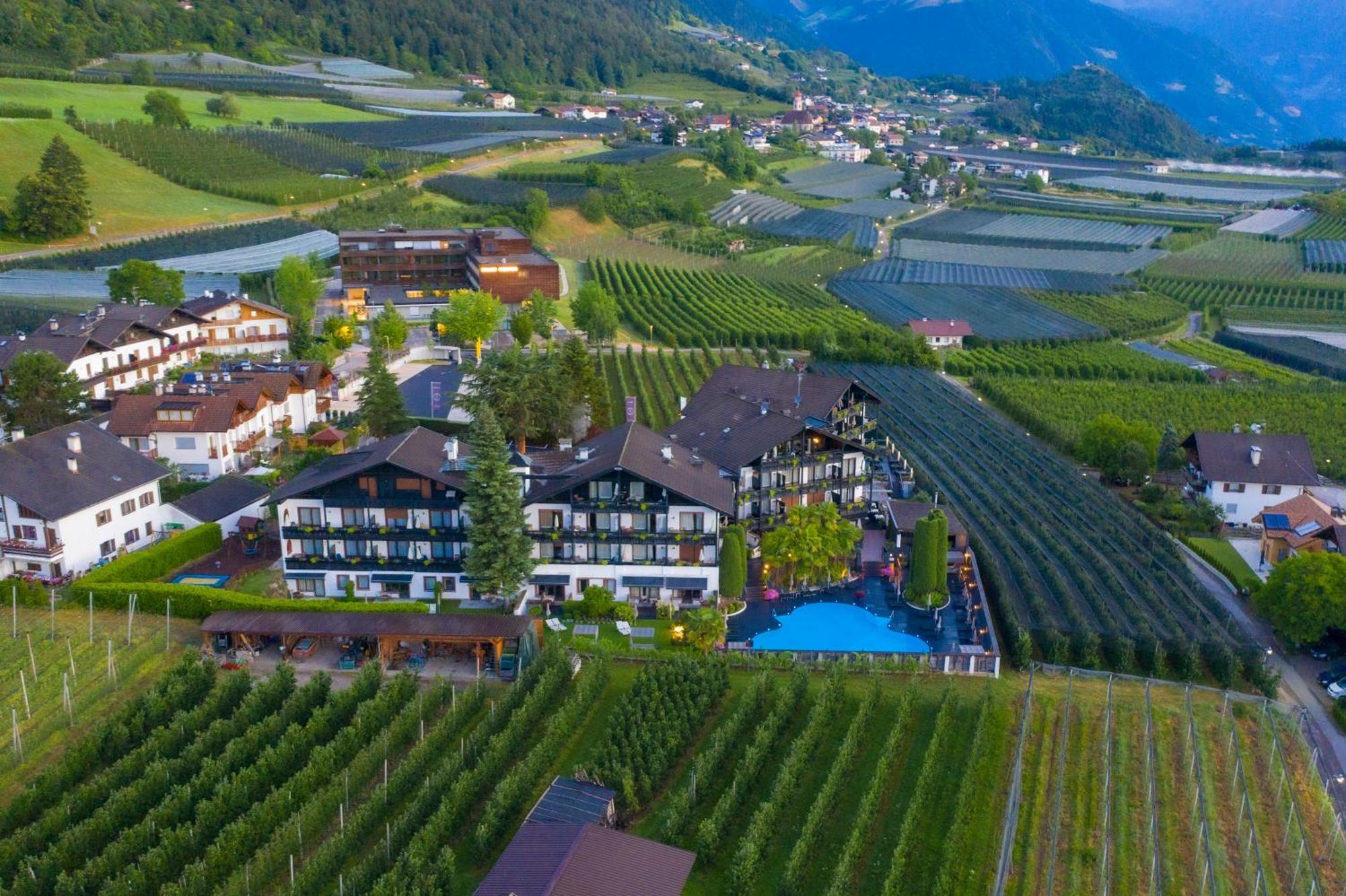 Tirolensis Hotel Tesimo Bagian luar foto
